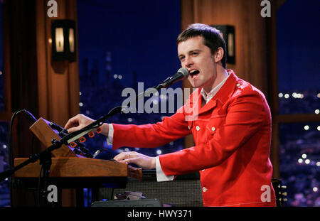 Le groupe musical, Franz Ferdinand, avec Nick McCarthy sur les claviers effectuer pendant un segment de 'The Late Late Show with Craig Ferguson" chez CBS Television City à Los Angeles le mercredi 28 janvier, 2009. Photo par Francis Specker Banque D'Images