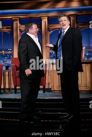 L'acteur William Shatner, gauche, Craig Ferguson hôte montre comment il s'est attaqué par un sceau à Hawaii pendant un segment de 'The Late Late Show with Craig Ferguson" chez CBS Television City à Los Angeles, le mercredi 7 janvier 2009. Photo par Francis Specker Banque D'Images