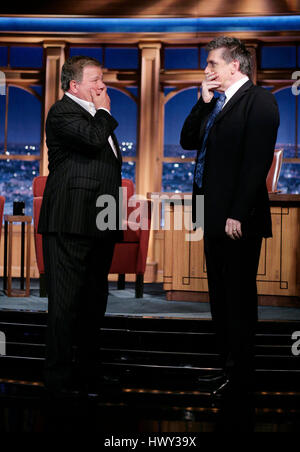 L'acteur William Shatner, gauche, Craig Ferguson hôte montre comment il s'est attaqué par un sceau à Hawaii pendant un segment de 'The Late Late Show with Craig Ferguson" chez CBS Television City à Los Angeles, le mercredi 7 janvier 2009. Photo par Francis Specker Banque D'Images