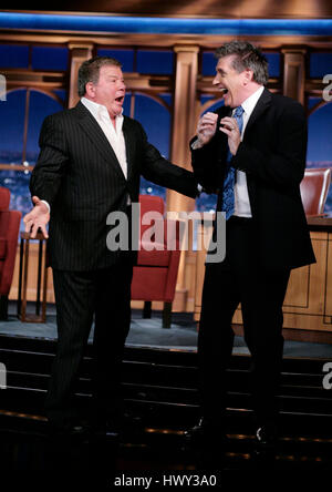 L'acteur William Shatner, gauche, Craig Ferguson hôte montre comment il s'est attaqué par un sceau à Hawaii pendant un segment de 'The Late Late Show with Craig Ferguson" chez CBS Television City à Los Angeles, le mercredi 7 janvier 2009. Photo par Francis Specker Banque D'Images