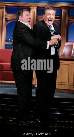 L'acteur William Shatner, gauche, Craig Ferguson hôte montre comment il s'est attaqué par un sceau à Hawaii pendant un segment de 'The Late Late Show with Craig Ferguson" chez CBS Television City à Los Angeles, le mercredi 7 janvier 2009. Photo par Francis Specker Banque D'Images