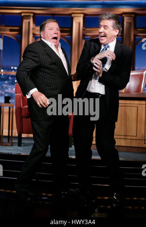 L'acteur William Shatner, gauche, Craig Ferguson hôte montre comment il s'est attaqué par un sceau à Hawaii pendant un segment de 'The Late Late Show with Craig Ferguson" chez CBS Television City à Los Angeles, le mercredi 7 janvier 2009. Photo par Francis Specker Banque D'Images