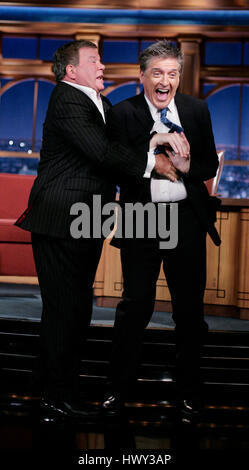 L'acteur William Shatner, gauche, Craig Ferguson hôte montre comment il s'est attaqué par un sceau à Hawaii pendant un segment de 'The Late Late Show with Craig Ferguson" chez CBS Television City à Los Angeles, le mercredi 7 janvier 2009. Photo par Francis Specker Banque D'Images