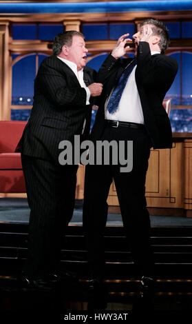 L'acteur William Shatner, gauche, Craig Ferguson hôte montre comment il s'est attaqué par un sceau à Hawaii pendant un segment de 'The Late Late Show with Craig Ferguson" chez CBS Television City à Los Angeles, le mercredi 7 janvier 2009. Photo par Francis Specker Banque D'Images