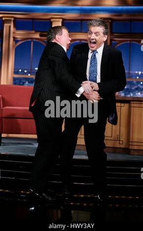 L'acteur William Shatner, gauche, Craig Ferguson hôte montre comment il s'est attaqué par un sceau à Hawaii pendant un segment de 'The Late Late Show with Craig Ferguson" chez CBS Television City à Los Angeles, le mercredi 7 janvier 2009. Photo par Francis Specker Banque D'Images