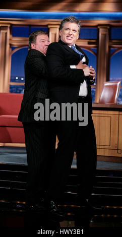 L'acteur William Shatner, gauche, Craig Ferguson hôte montre comment il s'est attaqué par un sceau à Hawaii pendant un segment de 'The Late Late Show with Craig Ferguson" chez CBS Television City à Los Angeles, le mercredi 7 janvier 2009. Photo par Francis Specker Banque D'Images