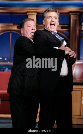 L'acteur William Shatner, gauche, Craig Ferguson hôte montre comment il s'est attaqué par un sceau à Hawaii pendant un segment de 'The Late Late Show with Craig Ferguson" chez CBS Television City à Los Angeles, le mercredi 7 janvier 2009. Photo par Francis Specker Banque D'Images