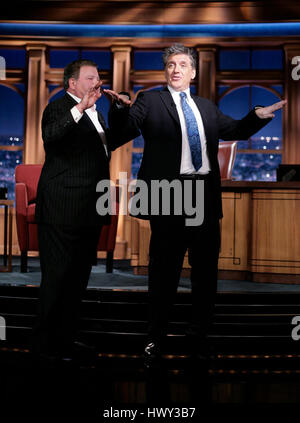 L'acteur William Shatner, gauche, Craig Ferguson hôte montre comment il s'est attaqué par un sceau à Hawaii pendant un segment de 'The Late Late Show with Craig Ferguson" chez CBS Television City à Los Angeles, le mercredi 7 janvier 2009. Photo par Francis Specker Banque D'Images