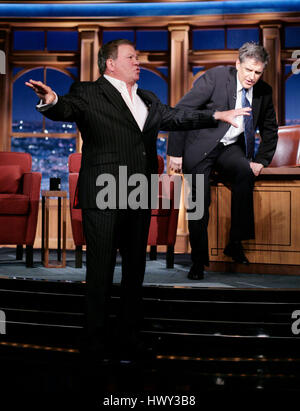 L'acteur William Shatner, gauche, Craig Ferguson hôte montre comment il s'est attaqué par un sceau à Hawaii pendant un segment de 'The Late Late Show with Craig Ferguson" chez CBS Television City à Los Angeles, le mercredi 7 janvier 2009. Photo par Francis Specker Banque D'Images