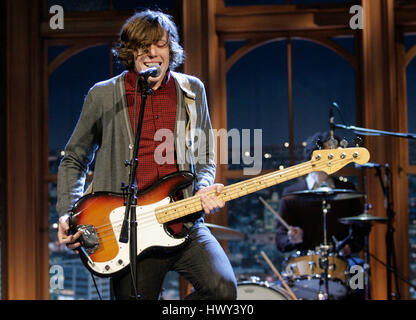 Le groupe de rock Tokyo police Club avec Dave Monk au chant et à la basse, et Greg Alsop à la batterie, se produit lors d'un segment de The Late Late Show with Craig Ferguson à CBS Television City à Los Angeles le lundi 3 novembre 2008. Photo de Francis Specker Banque D'Images