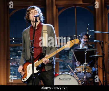 Le groupe de rock Tokyo police Club avec Dave Monk au chant et à la basse, et Greg Alsop à la batterie, se produit lors d'un segment de The Late Late Show with Craig Ferguson à CBS Television City à Los Angeles le lundi 3 novembre 2008. Photo de Francis Specker Banque D'Images