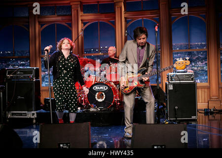 Le groupe punk, 'X', avec des membres de la bande Exene Cervenka, au chant, John Doe à la basse, guitare et DJ Bonebrake à la batterie, effectuer pendant un segment de 'The Late Late Show with Craig Ferguson" chez CBS Television City le 27 octobre 2008 à Los Angeles, Californie. Photo par Francis Specker Banque D'Images