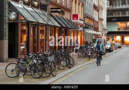 Hambourg, Allemagne - 10 mars 2017 : femme de rouler à vélo dans le centre de la ville dans la soirée Banque D'Images