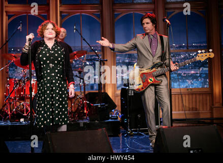 Le groupe punk, 'X', avec des membres de la bande Exene Cervenka, au chant et John Doe sur guitare basse, DJ Bonebrake à la batterie pendant un segment de 'The Late Late Show with Craig Ferguson" chez CBS Television City le 27 octobre 2008 à Los Angeles, Californie. Photo par Francis Specker Banque D'Images