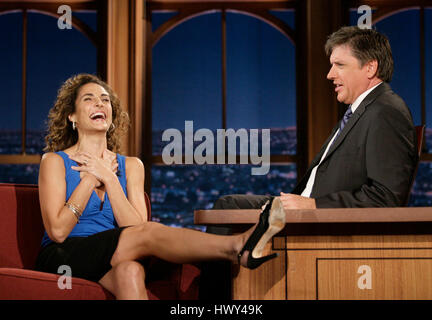 L'actrice Melina Kanakaredes, gauche, conversations avec l'hôte Craig Ferguson pendant un segment de 'The Late Late Show with Craig Ferguson" à CBS Television City sur septembre 29, 2008 à Los Angeles, Californie. Photo par Francis Specker Banque D'Images