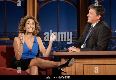 L'actrice Melina Kanakaredes, gauche, conversations avec l'hôte Craig Ferguson pendant un segment de 'The Late Late Show with Craig Ferguson" à CBS Television City sur septembre 29, 2008 à Los Angeles, Californie. Photo par Francis Specker Banque D'Images