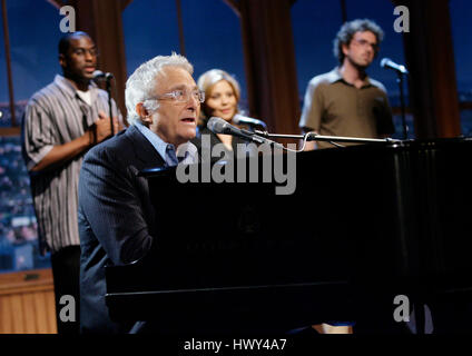 Randy Newman joue sur le piano pendant un segment de 'The Late Late Show with Craig Ferguson" chez CBS Television City le 1 octobre 2008 à Los Angeles, Californie. Photo par Francis Specker Banque D'Images