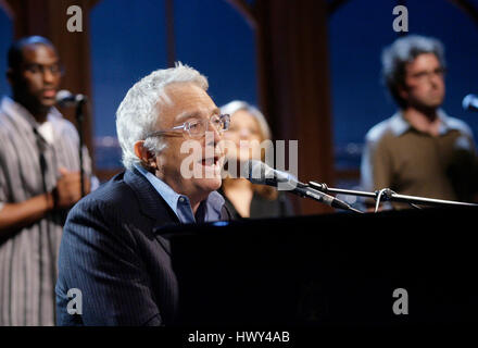 Randy Newman joue sur le piano pendant un segment de 'The Late Late Show with Craig Ferguson" chez CBS Television City le 1 octobre 2008 à Los Angeles, Californie. Photo par Francis Specker Banque D'Images