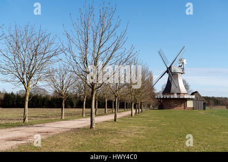 Moulin historique sur le champ vert en milieu rural d'une partie de l'Allemagne Banque D'Images