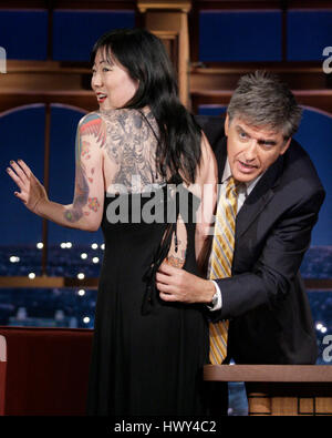 Margaret Cho, à gauche, montre ses tatouages d'accueillir Craig Ferguson pendant un segment de 'The Late Late Show with Craig Ferguson" à CBS Television City le 9 septembre 2008 à Los Angeles, Californie. Photo par Francis Specker Banque D'Images