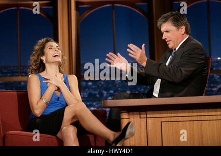 L'actrice Melina Kanakaredes, gauche, conversations avec l'hôte Craig Ferguson pendant un segment de 'The Late Late Show with Craig Ferguson" à CBS Television City sur septembre 29, 2008 à Los Angeles, Californie. Photo par Francis Specker Banque D'Images