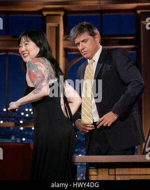 Margaret Cho, à gauche, montre ses tatouages d'accueillir Craig Ferguson pendant un segment de 'The Late Late Show with Craig Ferguson" à CBS Television City le 9 septembre 2008 à Los Angeles, Californie. Photo par Francis Specker Banque D'Images