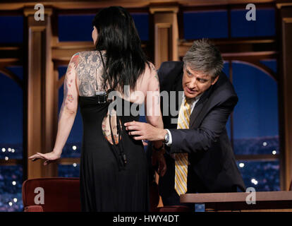 Margaret Cho, à gauche, montre ses tatouages d'accueillir Craig Ferguson pendant un segment de 'The Late Late Show with Craig Ferguson" à CBS Television City le 9 septembre 2008 à Los Angeles, Californie. Photo par Francis Specker Banque D'Images