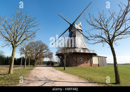 Moulin historique sur le champ vert en milieu rural d'une partie de l'Allemagne Banque D'Images