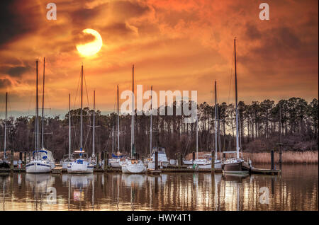 Coucher de soleil sur les voiliers amarrés dans un port de plaisance de la baie de Chesapeake Banque D'Images