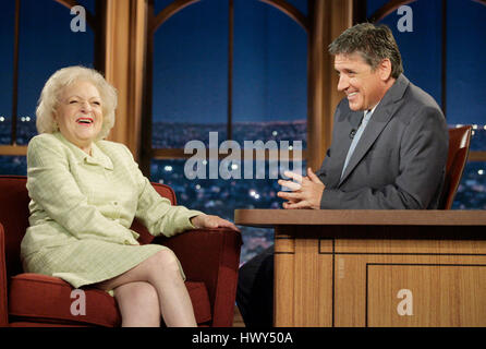 L'actrice Betty White, à gauche, avec l'hôte Craig Ferguson pendant un segment de 'The Late Late Show with Craig Ferguson" à CBS Television City le 12 juin 2008 à Los Angeles, Californie. Photo par Francis Specker Banque D'Images