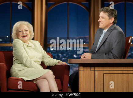 L'actrice Betty White, à gauche, avec l'hôte Craig Ferguson pendant un segment de 'The Late Late Show with Craig Ferguson" à CBS Television City le 12 juin 2008 à Los Angeles, Californie. Photo par Francis Specker Banque D'Images