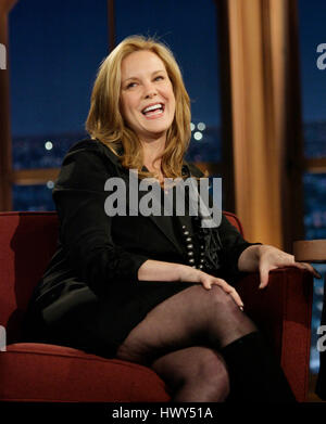 L'actrice Elizabeth Perkins pendant un segment de 'The Late Late Show with Craig Ferguson" à CBS Television City le 12 juin 2008 à Los Angeles, Californie. Photo par Francis Specker Banque D'Images