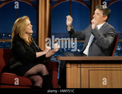 L'actrice Elizabeth Perkins, gauche, conversations avec l'hôte Craig Ferguson pendant un segment de 'The Late Late Show with Craig Ferguson" à CBS Television City le 12 juin 2008 à Los Angeles, Californie. Photo par Francis Specker Banque D'Images