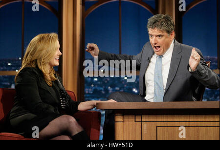 L'actrice Elizabeth Perkins, gauche, conversations avec l'hôte Craig Ferguson pendant un segment de 'The Late Late Show with Craig Ferguson" à CBS Television City le 12 juin 2008 à Los Angeles, Californie. Photo par Francis Specker Banque D'Images