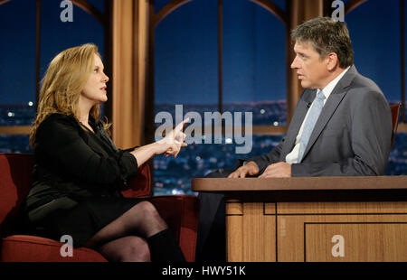 L'actrice Elizabeth Perkins, gauche, conversations avec l'hôte Craig Ferguson pendant un segment de 'The Late Late Show with Craig Ferguson" à CBS Television City le 12 juin 2008 à Los Angeles, Californie. Photo par Francis Specker Banque D'Images