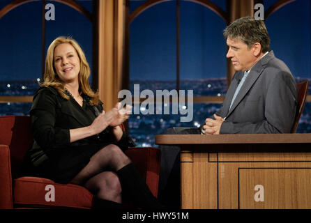 L'actrice Elizabeth Perkins, gauche, conversations avec l'hôte Craig Ferguson pendant un segment de 'The Late Late Show with Craig Ferguson" à CBS Television City le 12 juin 2008 à Los Angeles, Californie. Photo par Francis Specker Banque D'Images