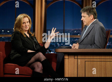 L'actrice Elizabeth Perkins, gauche, conversations avec l'hôte Craig Ferguson pendant un segment de 'The Late Late Show with Craig Ferguson" à CBS Television City le 12 juin 2008 à Los Angeles, Californie. Photo par Francis Specker Banque D'Images