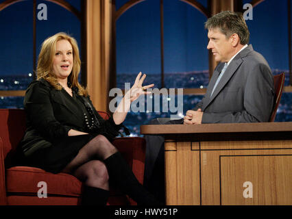 L'actrice Elizabeth Perkins, gauche, conversations avec l'hôte Craig Ferguson pendant un segment de 'The Late Late Show with Craig Ferguson" à CBS Television City le 12 juin 2008 à Los Angeles, Californie. Photo par Francis Specker Banque D'Images