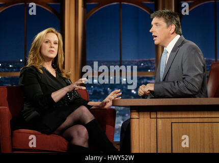 L'actrice Elizabeth Perkins, gauche, conversations avec l'hôte Craig Ferguson pendant un segment de 'The Late Late Show with Craig Ferguson" à CBS Television City le 12 juin 2008 à Los Angeles, Californie. Photo par Francis Specker Banque D'Images