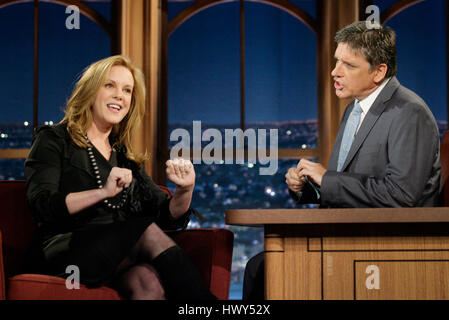 L'actrice Elizabeth Perkins, gauche, conversations avec l'hôte Craig Ferguson pendant un segment de 'The Late Late Show with Craig Ferguson" à CBS Television City le 12 juin 2008 à Los Angeles, Californie. Photo par Francis Specker Banque D'Images