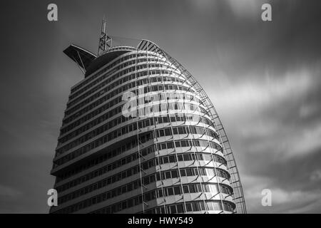 Berlin, Allemagne - 11 mars 2017 : temps d'exposition photo de l'Atlantic Hotel Sail City bâtiment en forme en forme d'une voile qui ressemble à un bâtiment emblématique Banque D'Images