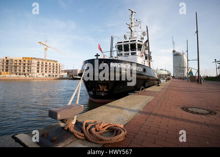 Berlin, Allemagne - 11 mars 2017 : un bateau de patrouille jeûné à l'embarcadère de l'hôtel bâtiment en arrière-plan Banque D'Images