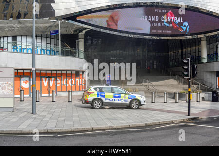 Véhicule de police à l'extérieur de la gare Grand Central Birmingham, Royaume-Uni. Banque D'Images