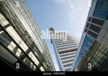 Berlin, Allemagne - 11 mars 2017 : les bâtiments modernes de l'Atlantic Hotel Sail City et Klimahaus (allemand) chambre climatique Banque D'Images