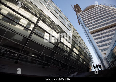 Berlin, Allemagne - 11 mars 2017 : les visiteurs à les bâtiments modernes de l'Atlantic Hotel Sail City et Klimahaus (allemand) chambre climatique Banque D'Images