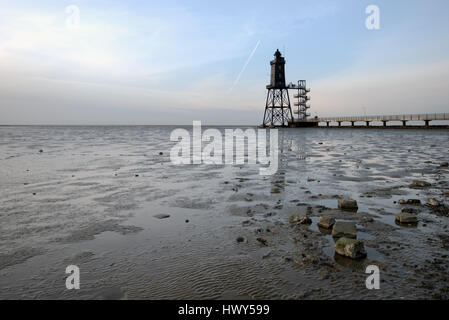 Obereversand picturasque phare au coucher du soleil sur la mer du Nord Banque D'Images