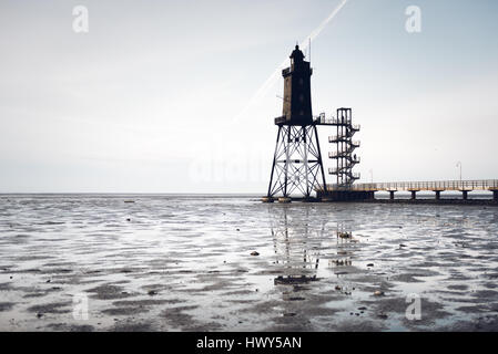 Obereversand picturasque phare au coucher du soleil sur la mer du Nord Banque D'Images