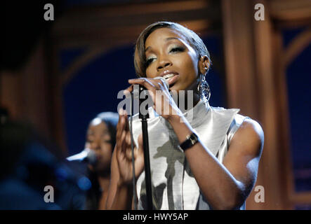 Fanta Estelle Swaray Singer alias Estelle, exécute pendant un segment de 'The Late Late Show with Craig Ferguson" chez CBS Television City le 30 avril 2008 à Los Angeles, Californie. Photo par Francis Specker Banque D'Images