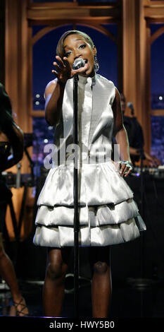 Fanta Estelle Swaray Singer alias Estelle, exécute pendant un segment de 'The Late Late Show with Craig Ferguson" chez CBS Television City le 30 avril 2008 à Los Angeles, Californie. Photo par Francis Specker Banque D'Images