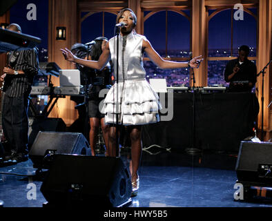 Fanta Estelle Swaray Singer alias Estelle, exécute pendant un segment de 'The Late Late Show with Craig Ferguson" chez CBS Television City le 30 avril 2008 à Los Angeles, Californie. Photo par Francis Specker Banque D'Images